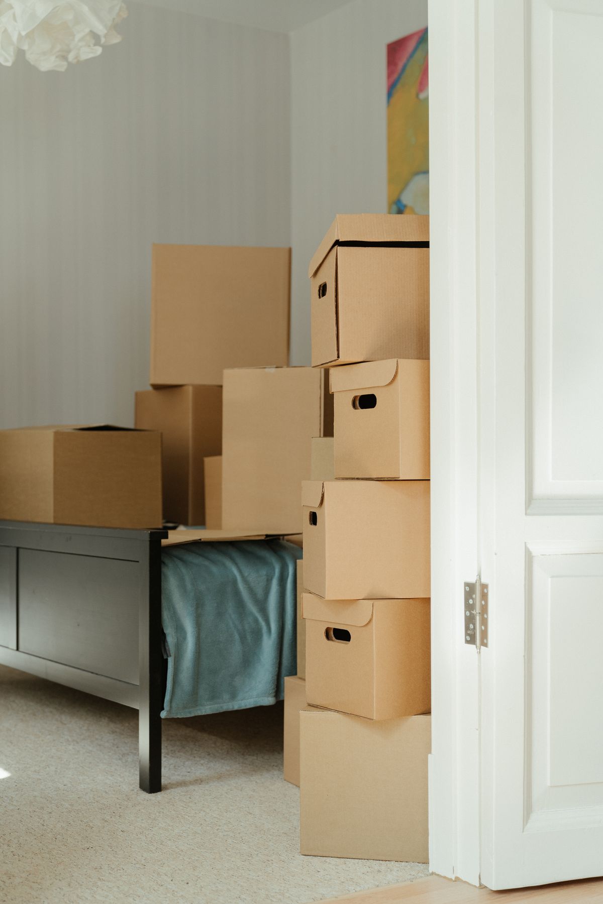 Cartons de déménagement empilés dans un intérieur.