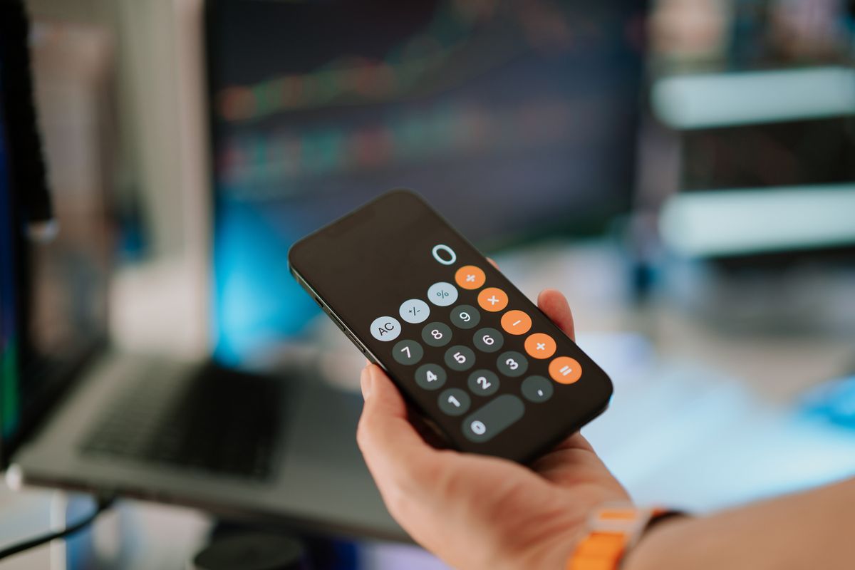 Main tenant une calculatrice pour estimer un budget de transport.