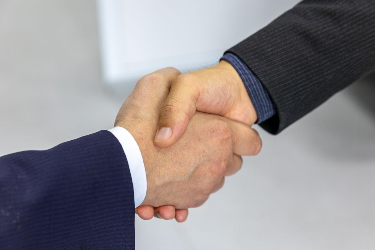 Poignée de main professionnelle scellant un accord entre deux personnes.